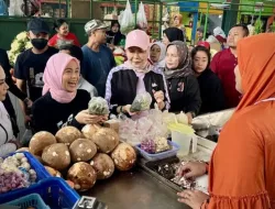 Blusukan ke Pasar Rakyat, Atikoh Kagumi Pasar yang Rapi dan Bersih