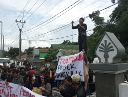 Ratusan Warga Desa Kiarasari Serukan Perbaikan Jalan, Aksi Massa di Kantor UPT Jajem Cigudeg