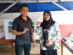 Momen Jaro Adung dan Istrinya Datang ke TPS Nyoblos Pemilu 2024