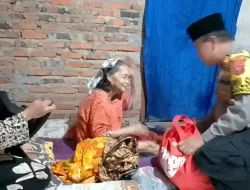 Kapolsek Jasinga Berbagi Kasih kepada Dhuafa: Berikan Keberkahan, Keamanan dan Kesehatan