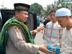 Kapolsek Jasinga Bagikan Snack Usai Sholat Jumat di Masjid Al Istiqomah