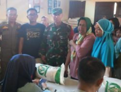 Kepala Desa Kalong Satu Distribusikan Beras kepada 760 KPM di Leuwisadeng
