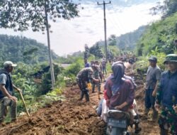 Akses Jalan Curugbitung–Malasari Kembali Dibuka Usai Longsor, TNI–Polisi dan Warga Gelar Kerja Bakti