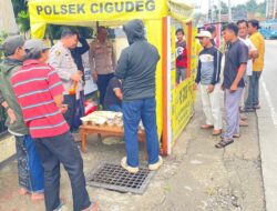 Ciptakan Mitra Kamtibmas Polsek Cigudeg Bagikan Ratusan Makanan di saat Jumat Berkah