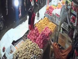 Dua Maling Terekam CCTV Gasak Tas Pedagang Buah di Leuwisadeng Bogor