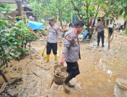 Aksi Sigap Polsek Cigudeg: Terjun Langsung Bantu Warga Terdampak Banjir Sungai Cisuda