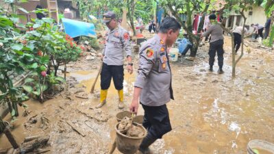 Aksi Sigap Polsek Cigudeg: Terjun Langsung Bantu Warga Terdampak Banjir Sungai Cisuda