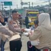 Hari Buruh dan Jumat Berkah, Kapolsek Cigudeg Bagikan Nasi Kotak kepada Warga dan Pengendara