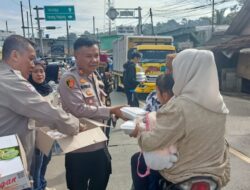 Hari Buruh dan Jumat Berkah, Kapolsek Cigudeg Bagikan Nasi Kotak kepada Warga dan Pengendara