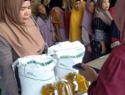 Pemdes Curug Salurkan Bantuan Pangan untuk 1.198 KPM, Warga Terima Beras dan Minyak Goreng