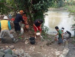 Gotong Royong Bersihkan Drainase dan Bahu Jalan, Pemdes Koleang Ajak Warga Jaga Kebersihan Lingkungan