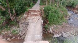 Jembatan Penghubung Kampung Gosali-Sentuk di Bogor Roboh, Warga Harus Memutar