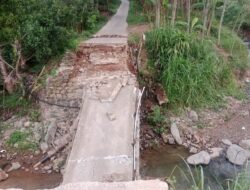 Jembatan Penghubung Kampung Gosali-Sentuk di Bogor Roboh, Warga Harus Memutar