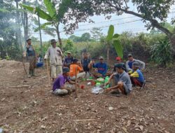 Gotong Royong Bersihkan TPU, Warga Ranca Buntung Cikopomayak Perkuat Nilai Pancasila