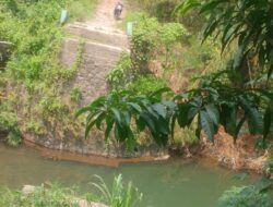 Jembatan Putus Sejak April, Akses Sekolah dan Ekonomi Warga Kampung Nagreg Pangaur Terus Lumpuh